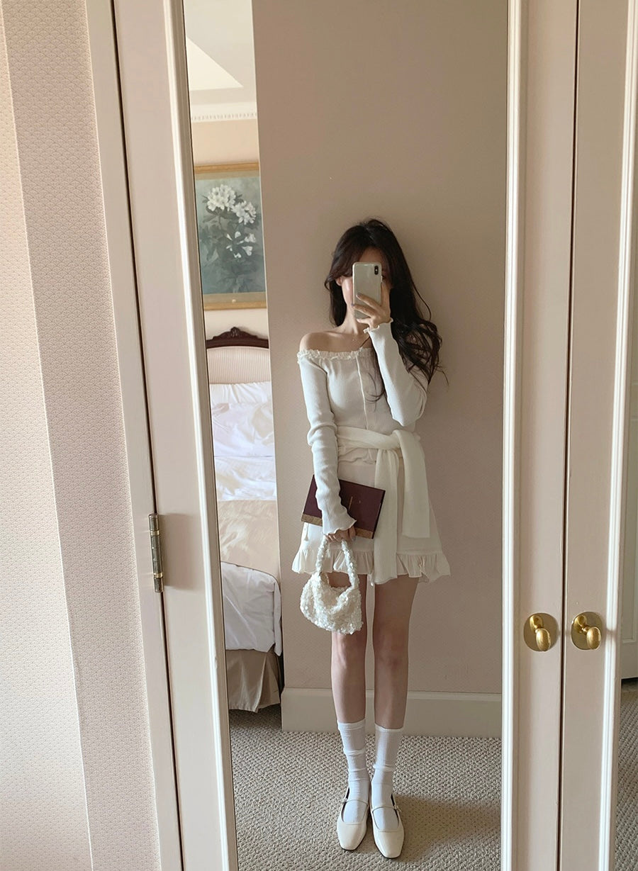 Floor off-shoulder tee