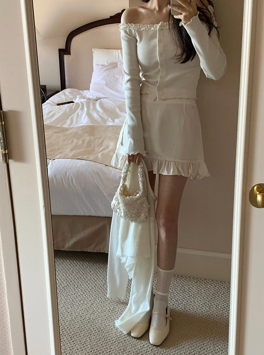 Floor off-shoulder tee