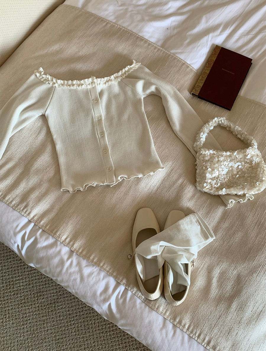 Floor off-shoulder tee